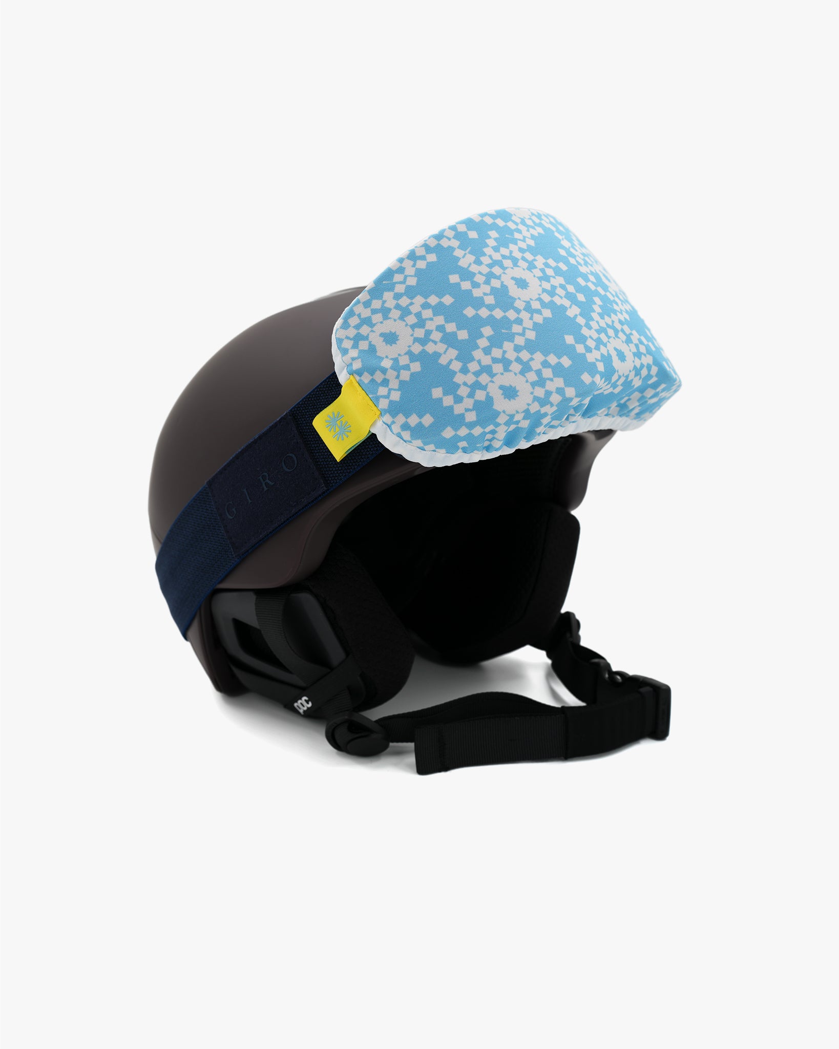 Helmet with goggles covered with a goggle cover with blue and white geometric snowflake print